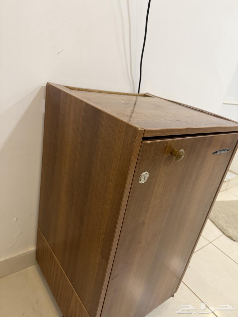Antique refrigerator64097036395009113