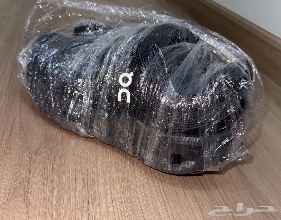 للبيع جزمة On Running نسائية جديدة64096903311490114