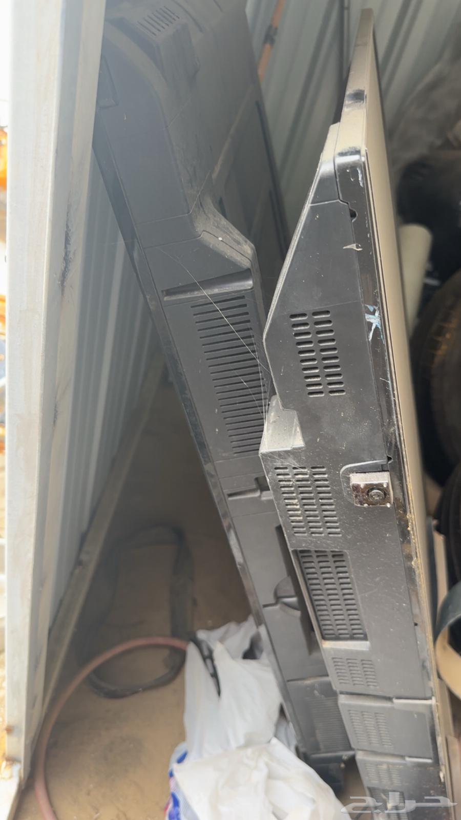 Two screens64354908727298113