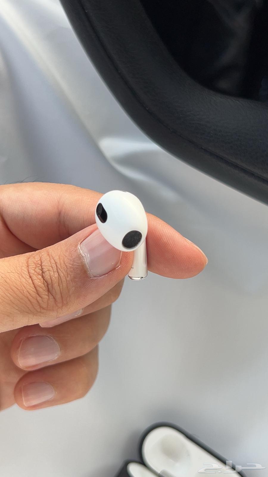 Third-generation earbuds, very clean64107404859393112