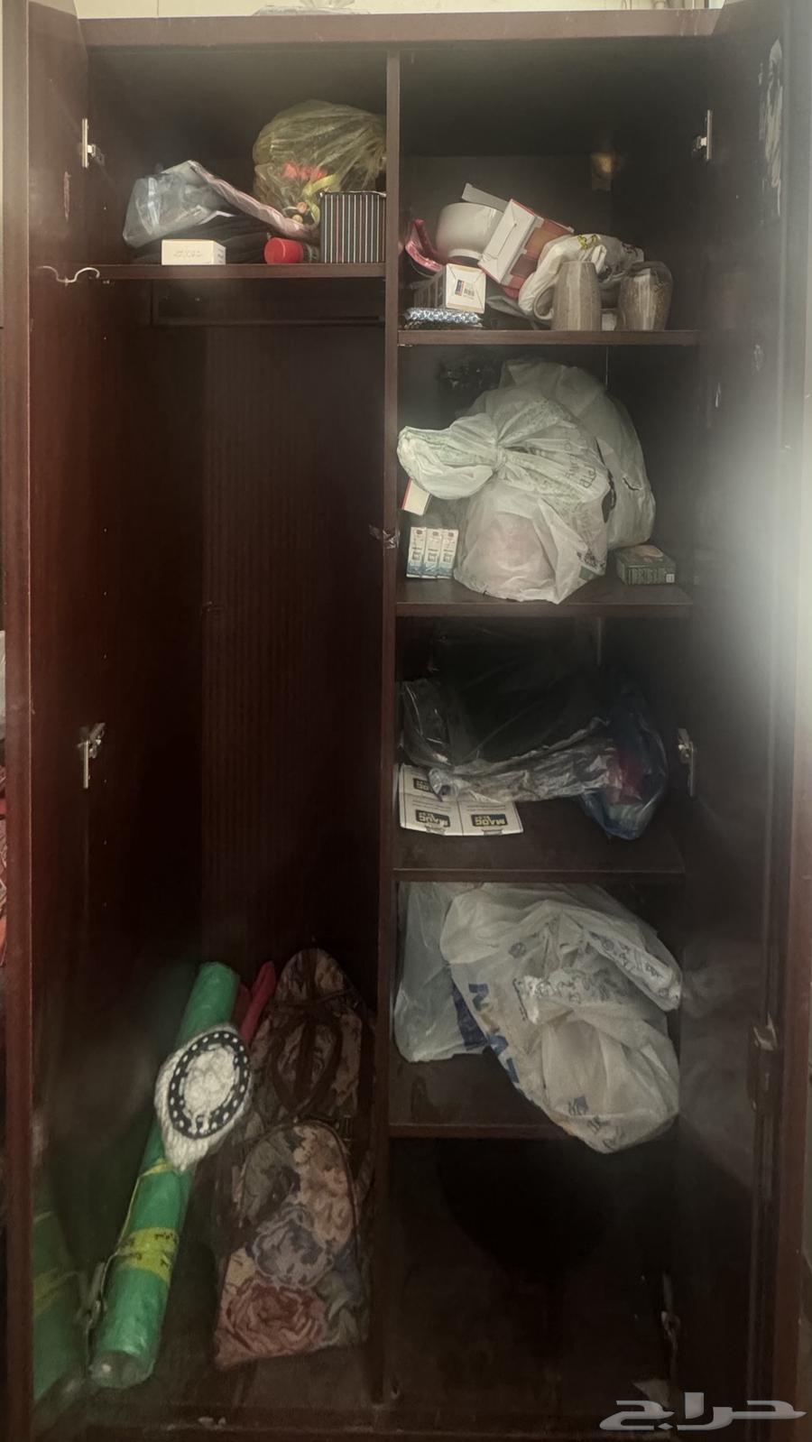 Two-door cabinet no cracks64119554178689111