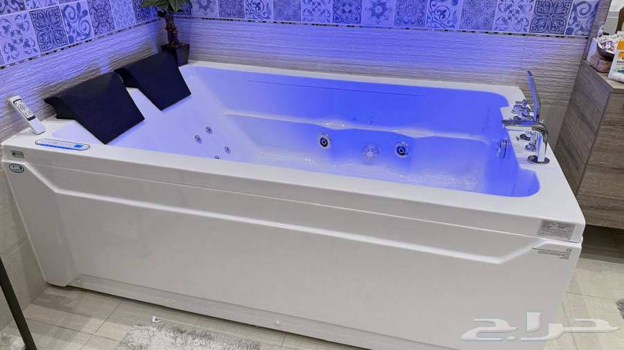 Two-person Jacuzzi and two washbasins and a sofa64119838432771110