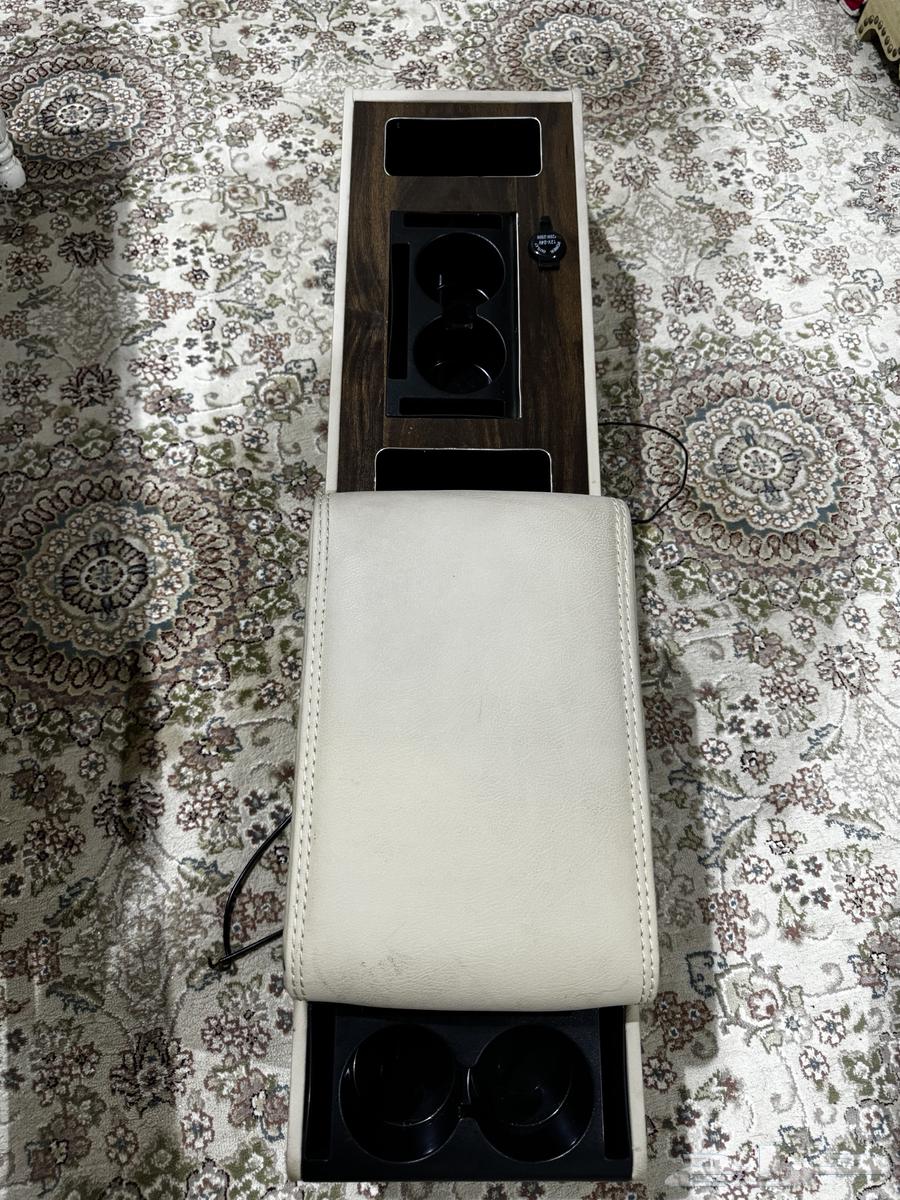 تكاية فورد مع منفذ شاحن64357659596162112