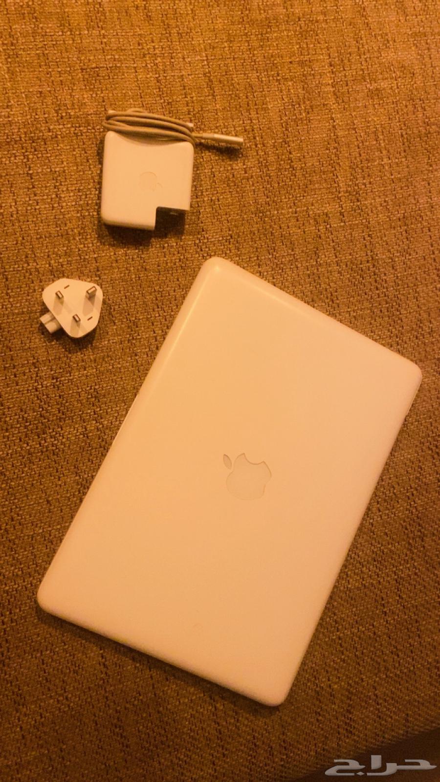 White MacBook device released in 201164122376457217110