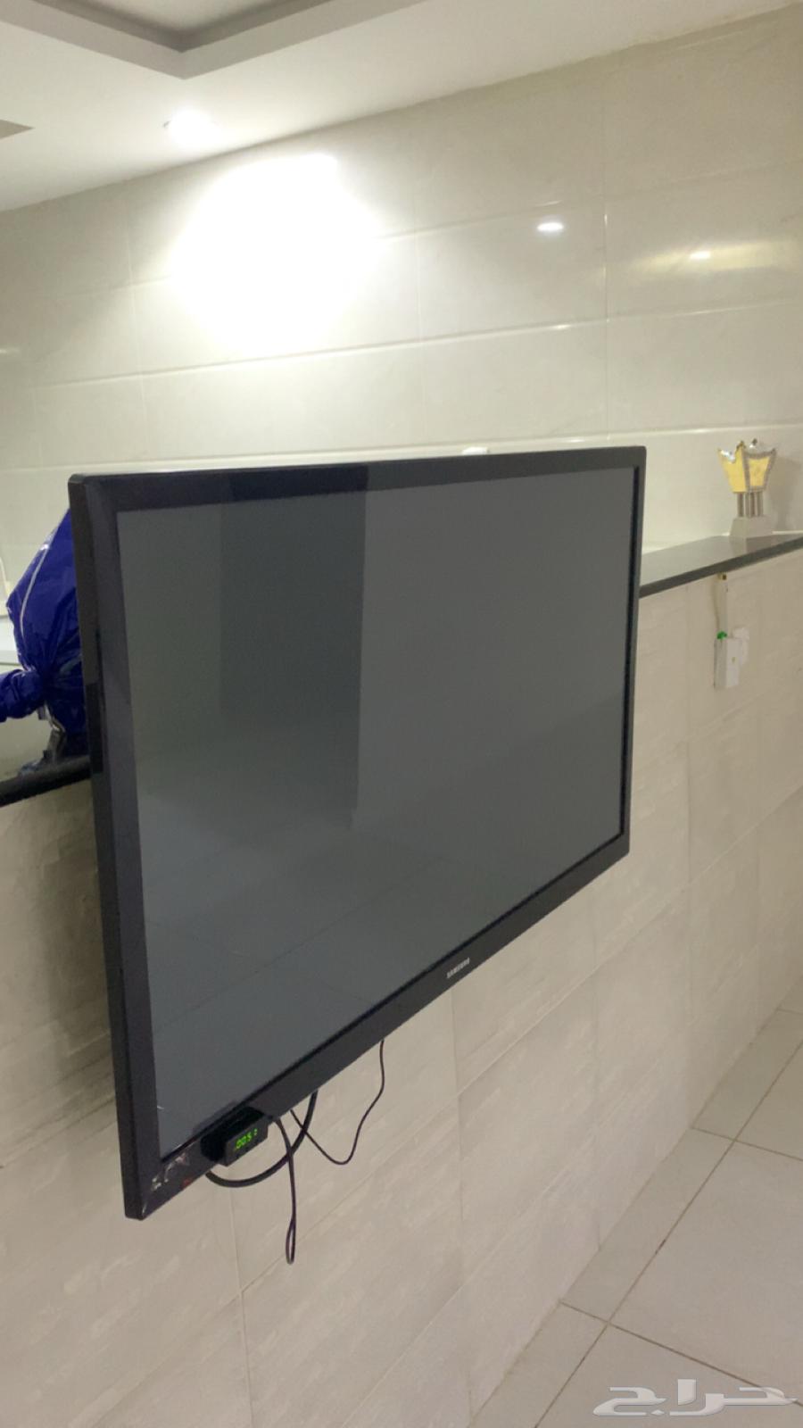A new 55-inch screen, no complaints at all, and a Sony 4 included with the hand64141926966785110