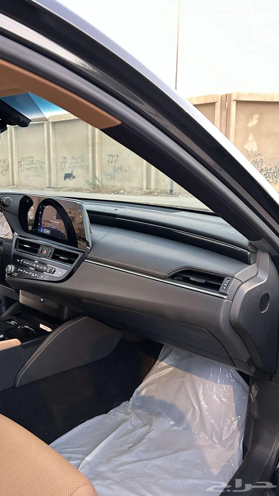 لكزس es 300h 2024 اسود داخل جملي64371016271489113