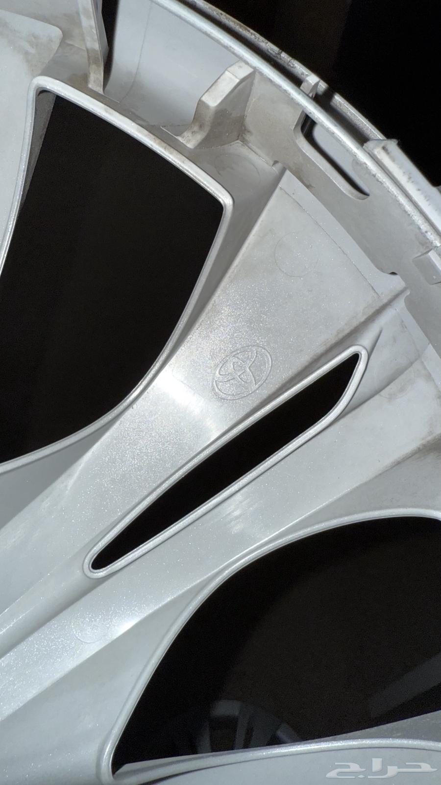 Two new original Camry 2025 hubcaps, agency condition, up to 150 SAR per set64360009976833112