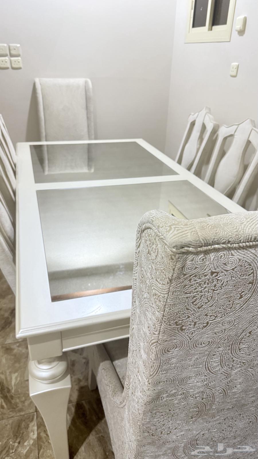 Dining table, very clean used64126135873281110