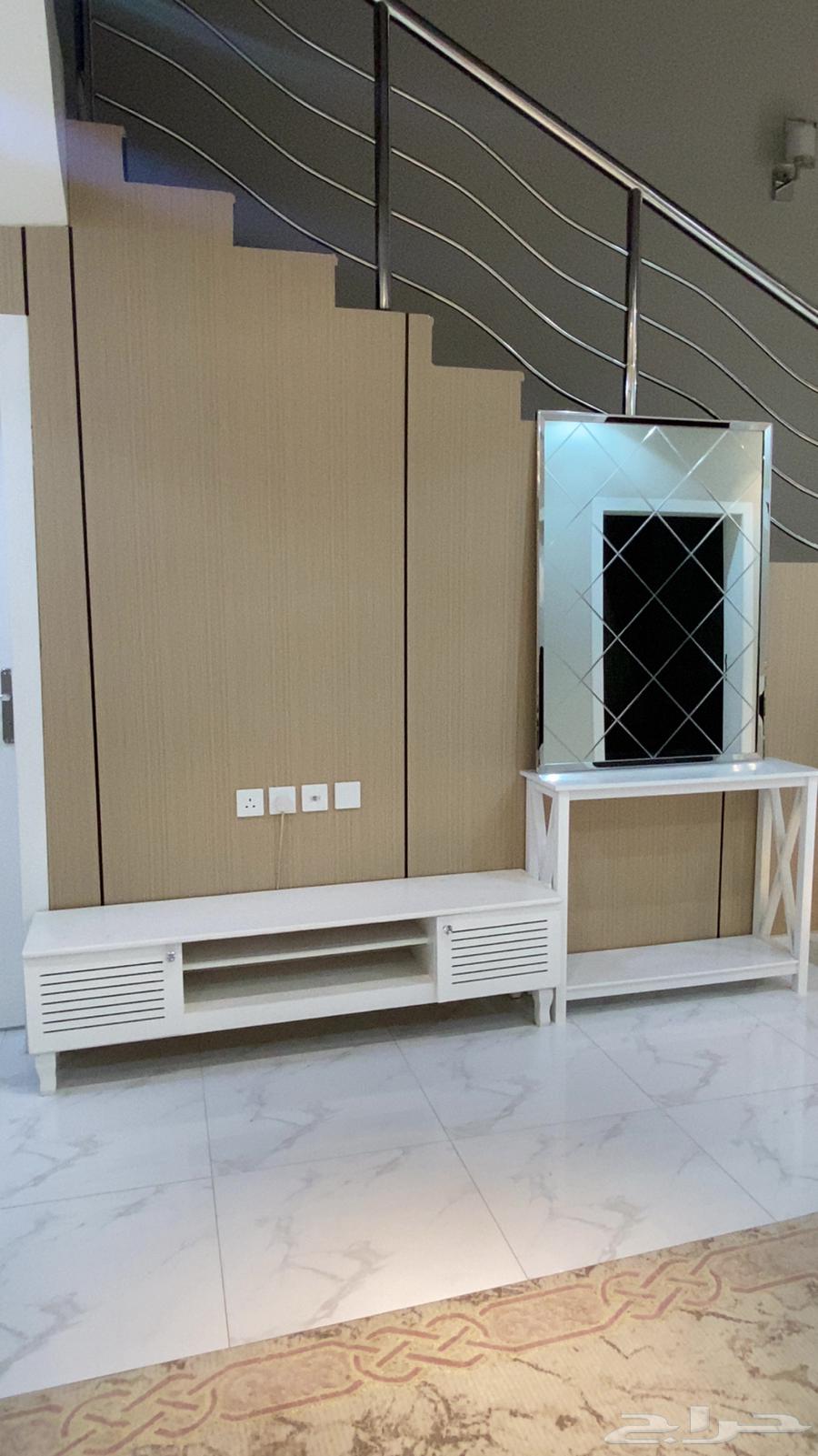 Selling a majlis table with plasma screen table and entrance with mirror64141551961602111