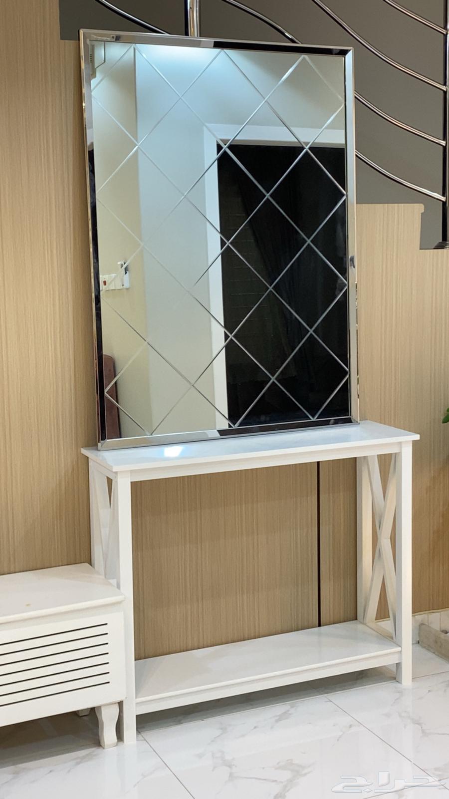 Selling a majlis table with plasma screen table and entrance with mirror64141551961602112