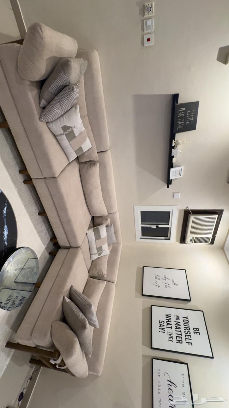 Living room sofa, clean, two and a half meters by two meters64141915613059110