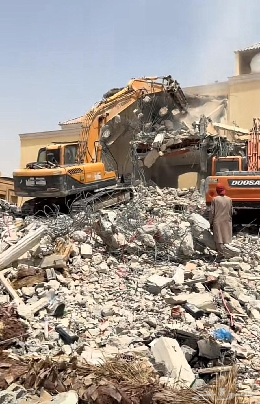 بوكلين هدم مباني قديمه64367260031875111