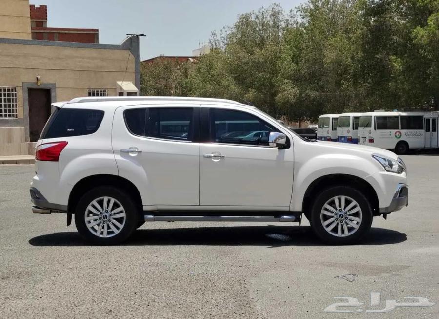 Isuzu 2022 model Mux 3.0 MID opition64370669251586112