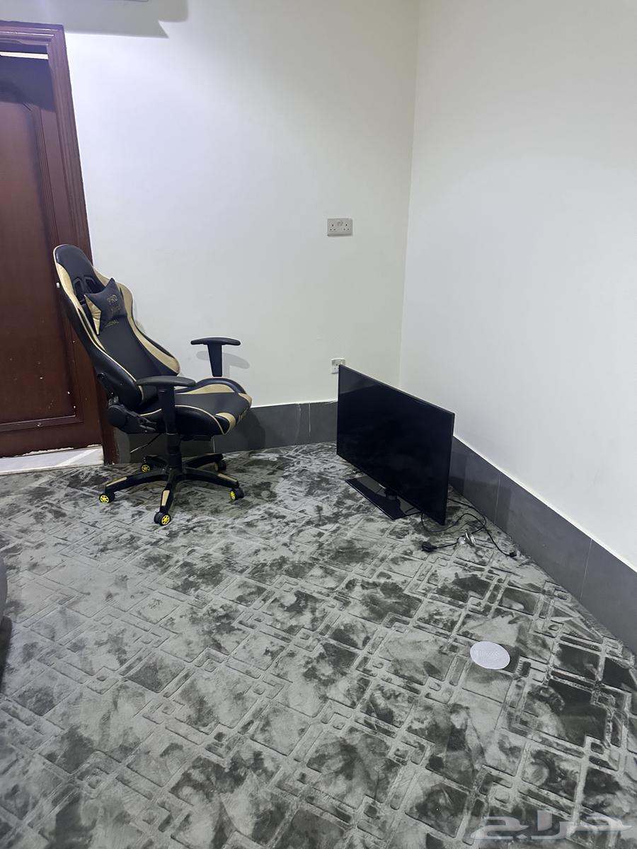 42-inch Full HD screen, gaming chair, and carpet64141546981761110