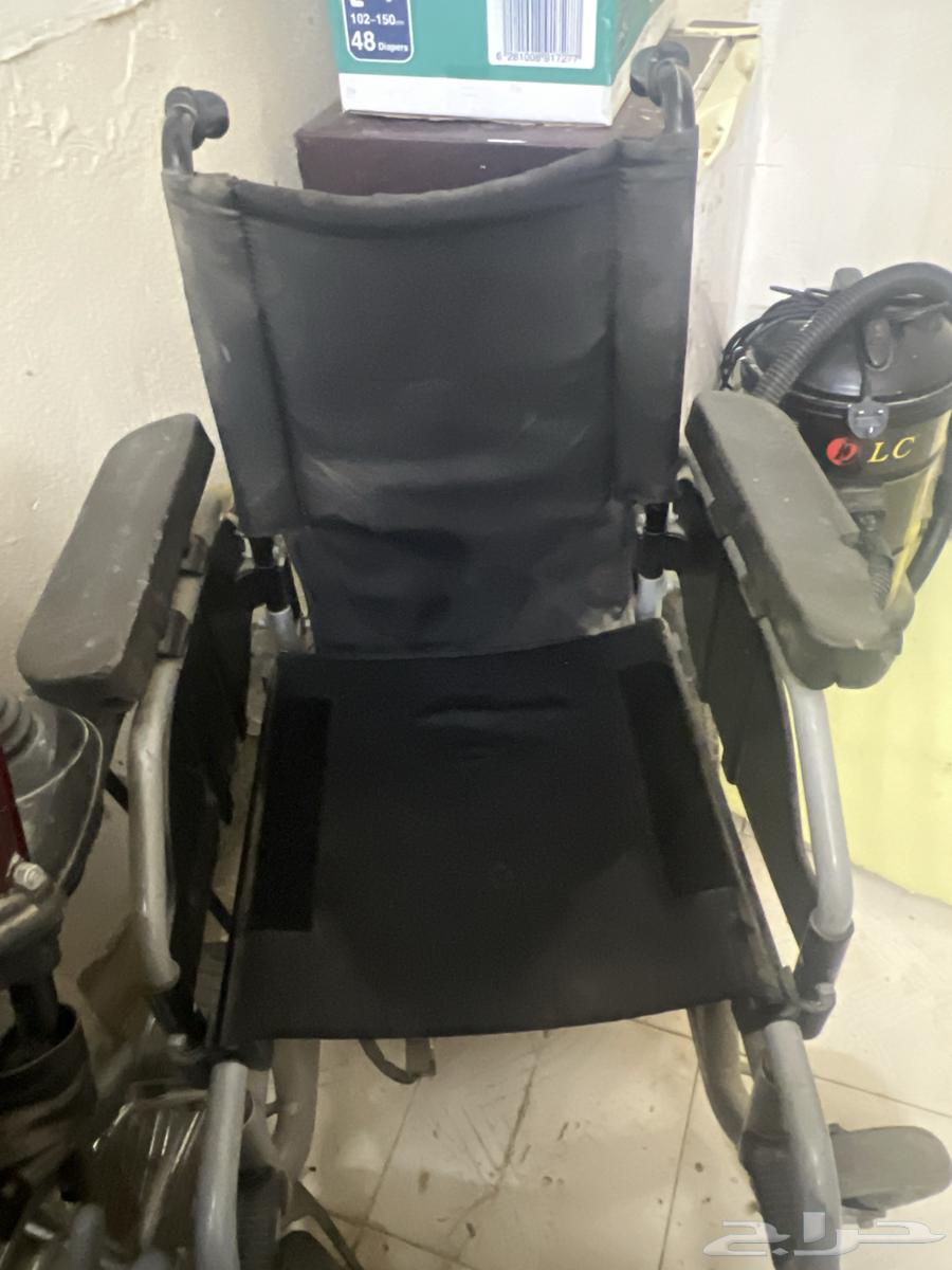 Electric car not used for a long time but dusty and needs cleaning64124296609665110