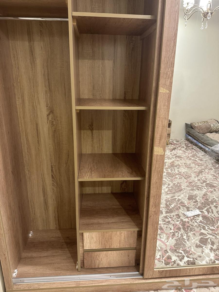 Semi-new cabinet with 2 shelves and middle shelves64122764426243111