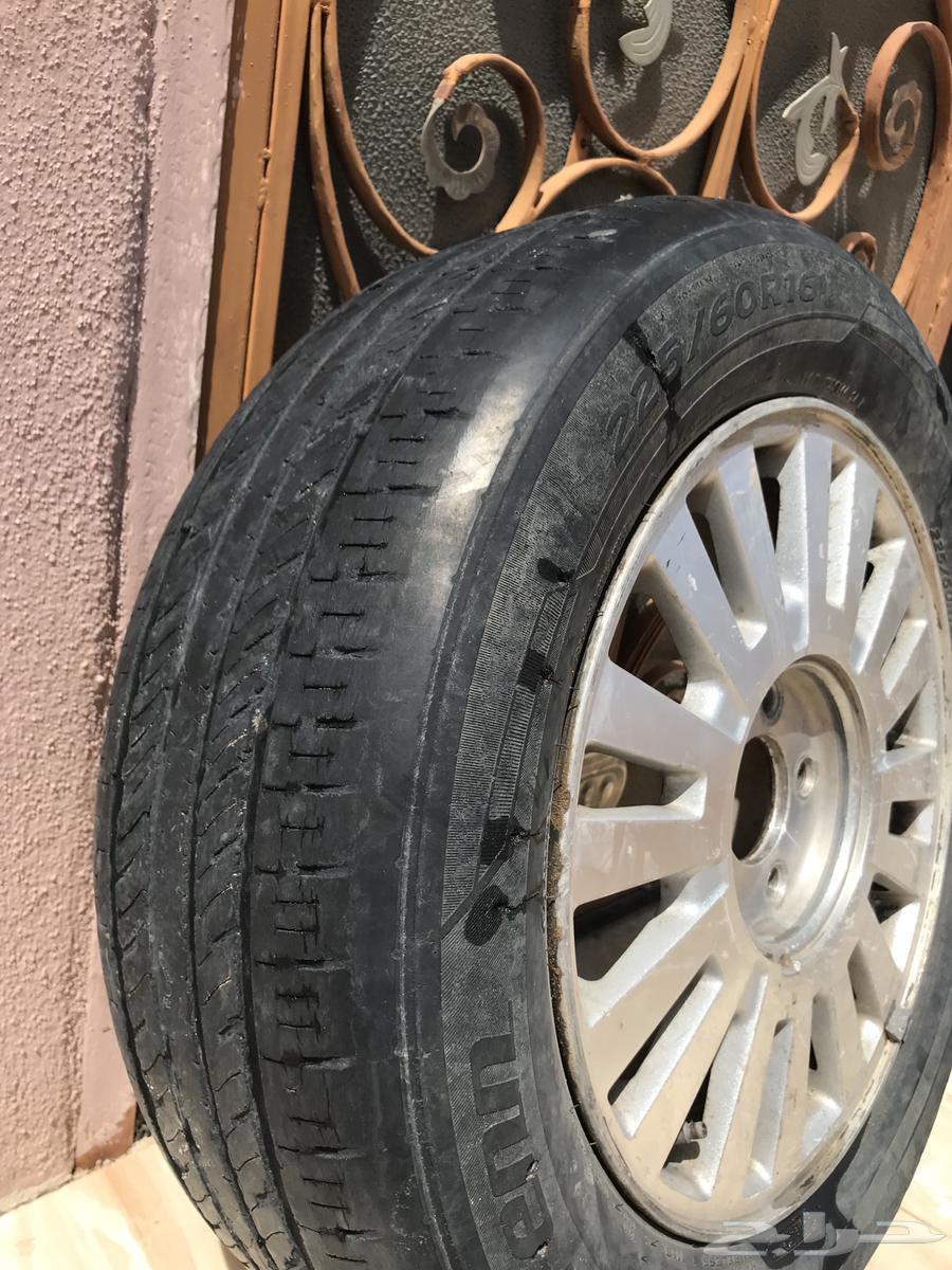 Centered rim with tire64365528231425112