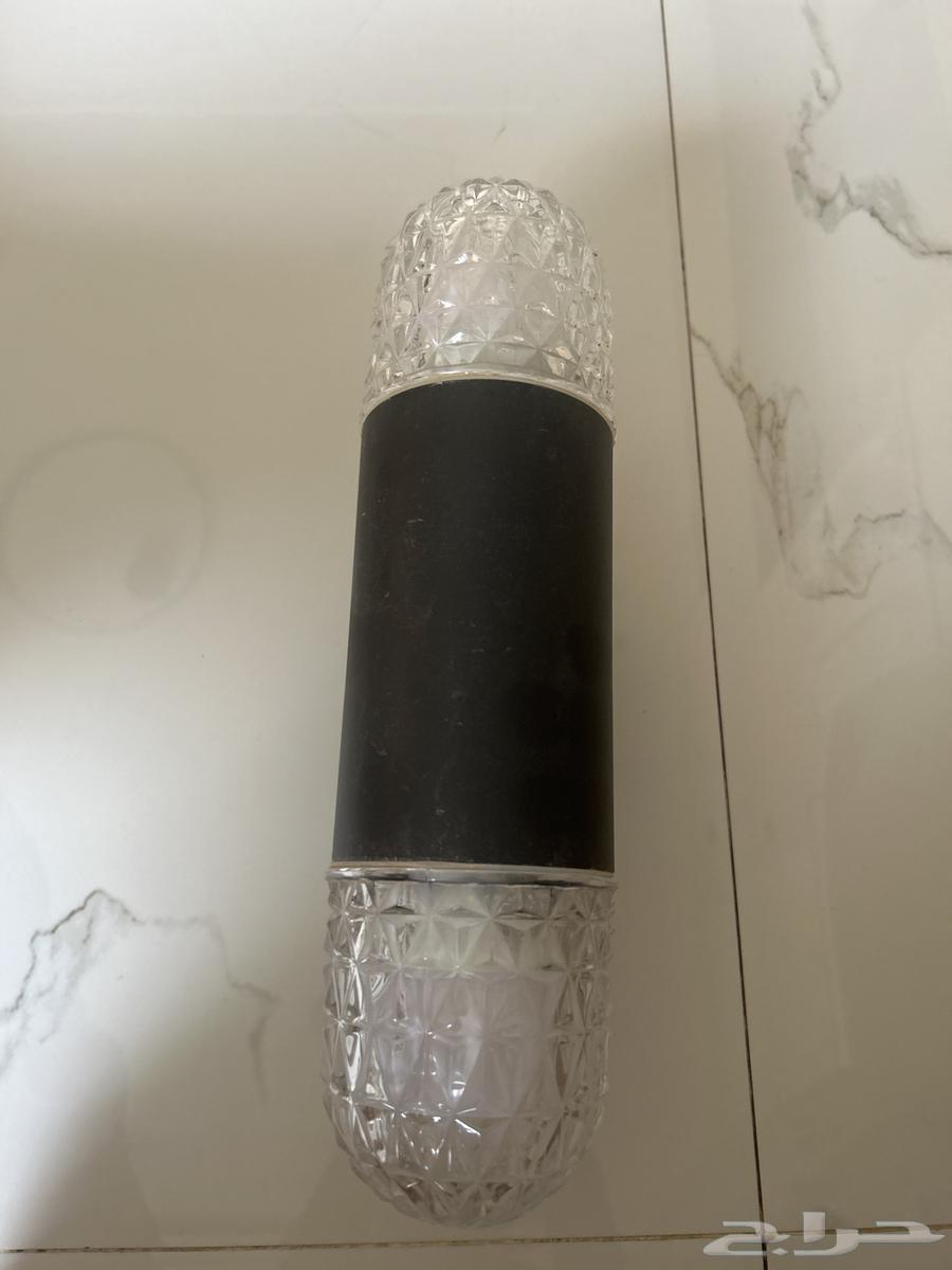 لمبه خارجيه جداريه ممتازه جدا  لونها اصفر العدد 5 لمبات64364640000769112