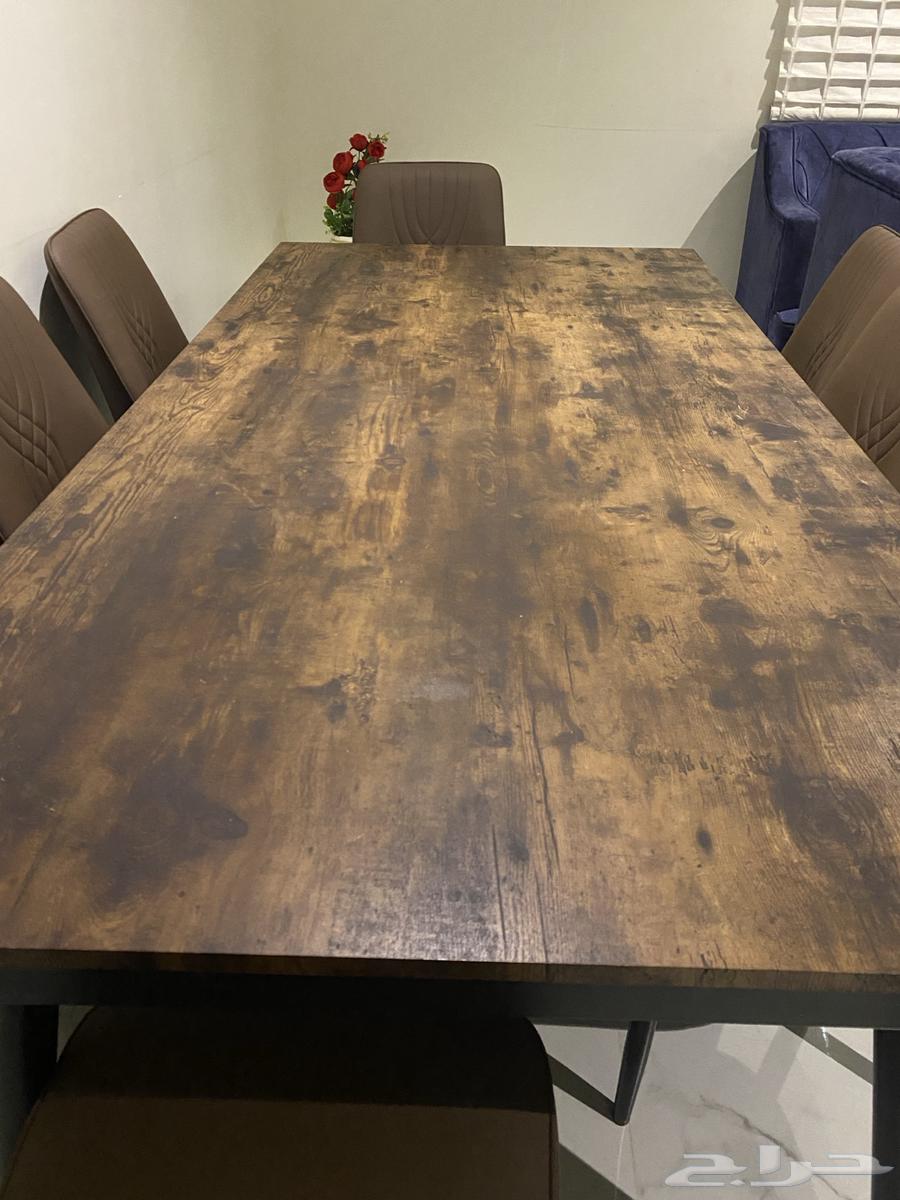 Dining table64126470335618112