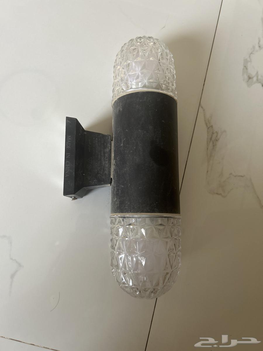 لمبه خارجيه جداريه ممتازه جدا  لونها اصفر العدد 5 لمبات64364640000769111