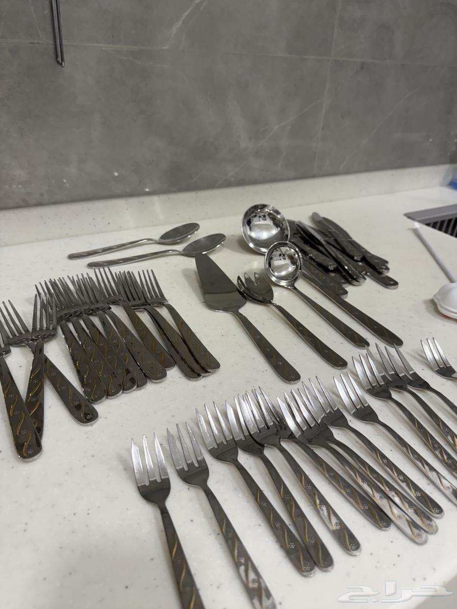 Dinner set with 2 pots, forks and spoons for guests64144882536707110