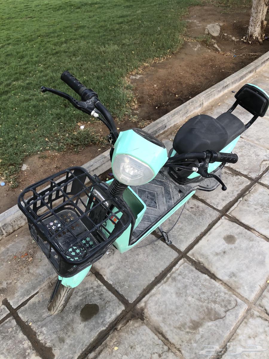 Electric scooter from company X Indon, lightly used, priced at 45 with battery64360391535234112