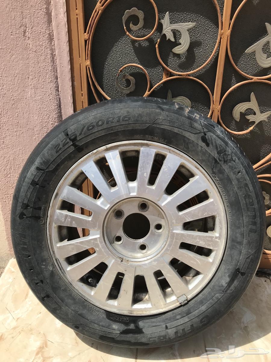 Centered rim with tire64365528231425113