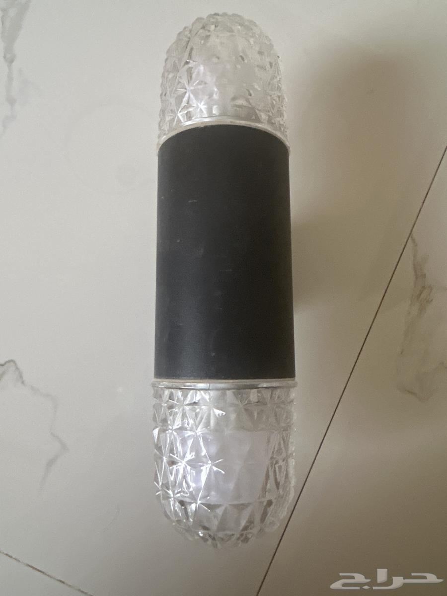 لمبه خارجيه جداريه ممتازه جدا  لونها اصفر العدد 5 لمبات64364640000769110