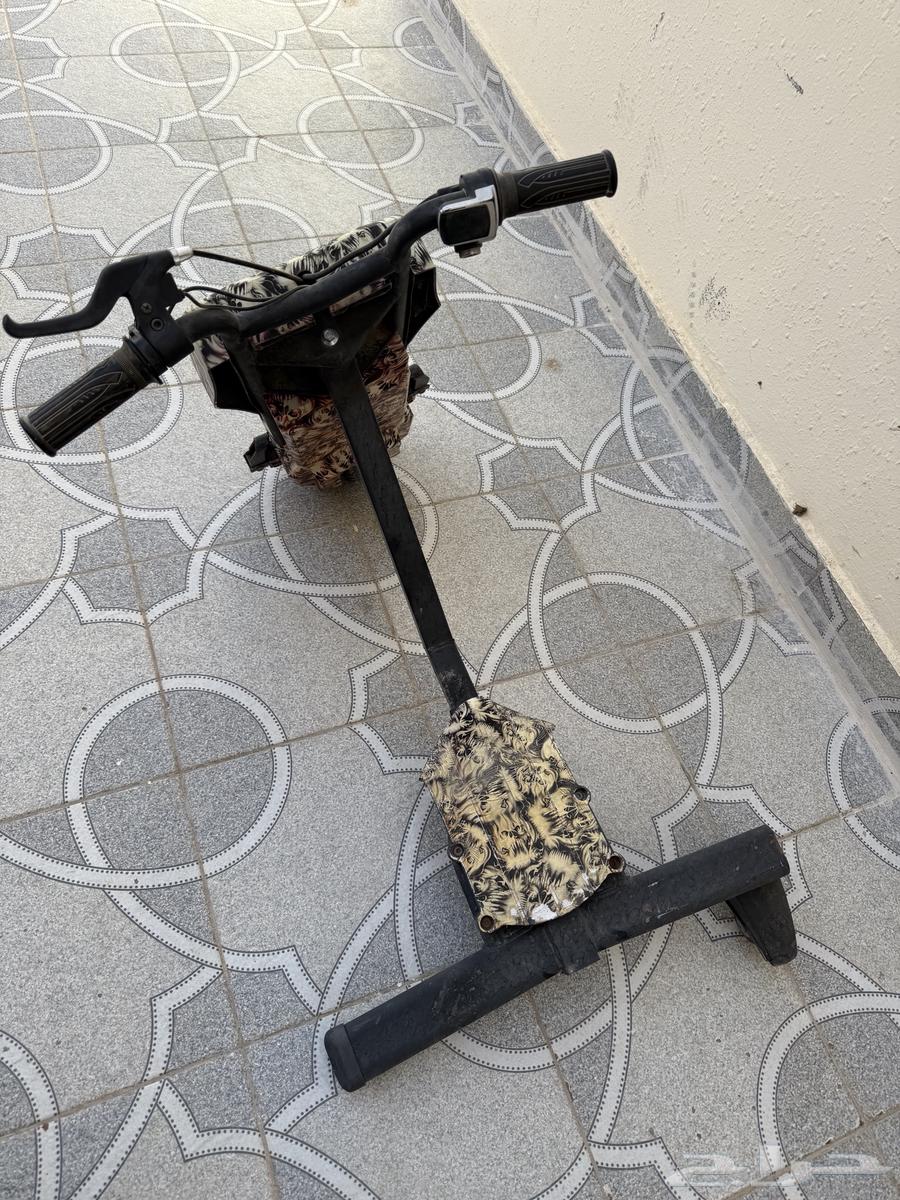 Electric charging scooter64141540947330112