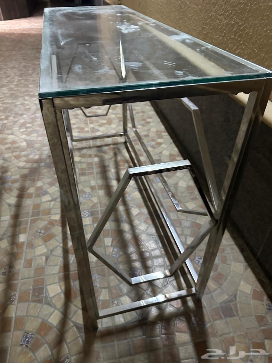 A very beautiful and intact table, but there is dust and dirt visible in the picture64141927133314112