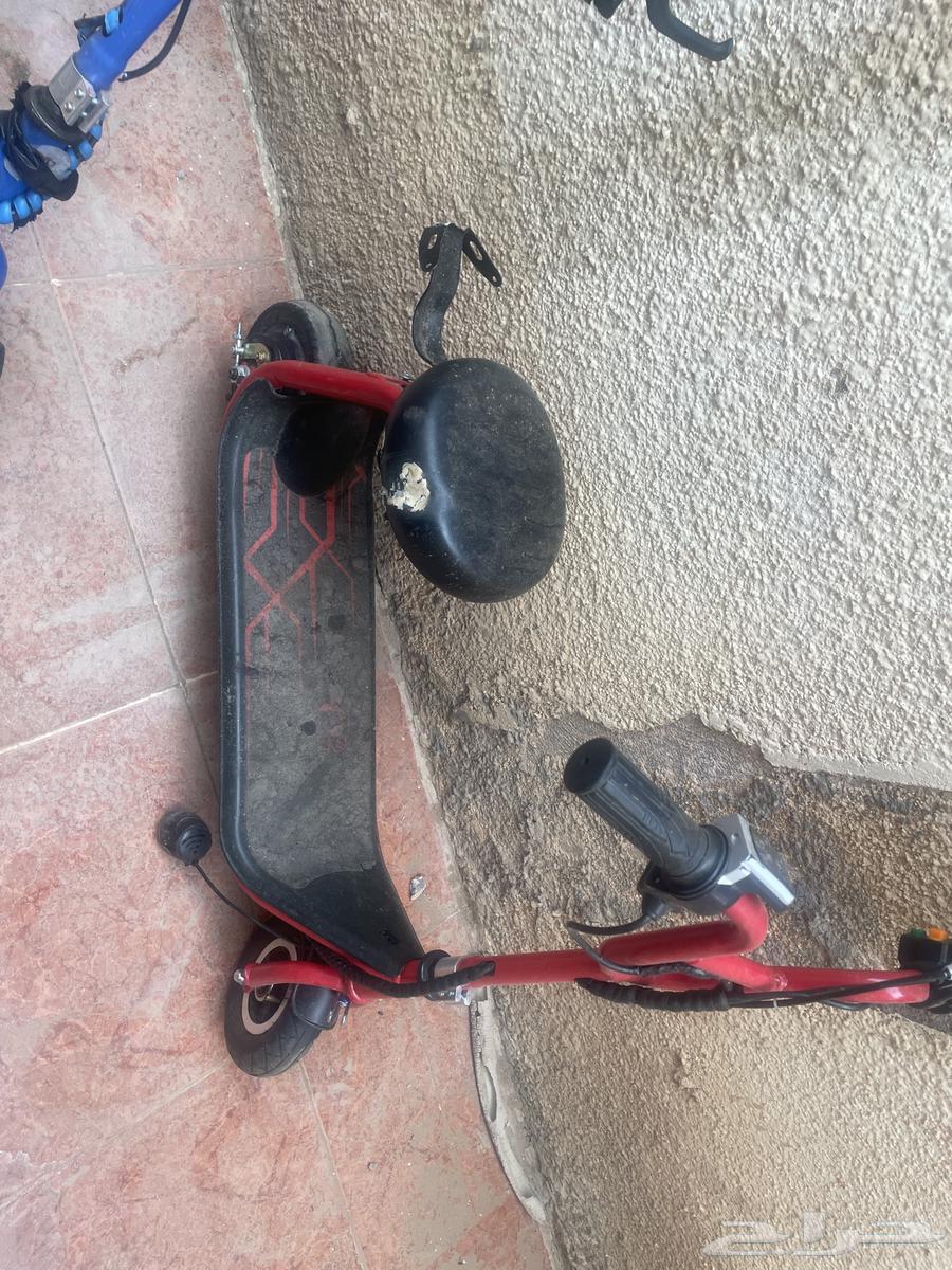 Blue Tabuk scooter, its rear tire needs repair, the red one is good64141913371651112