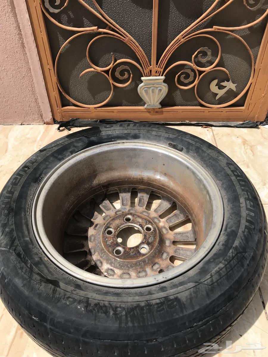 Centered rim with tire64365528231425111