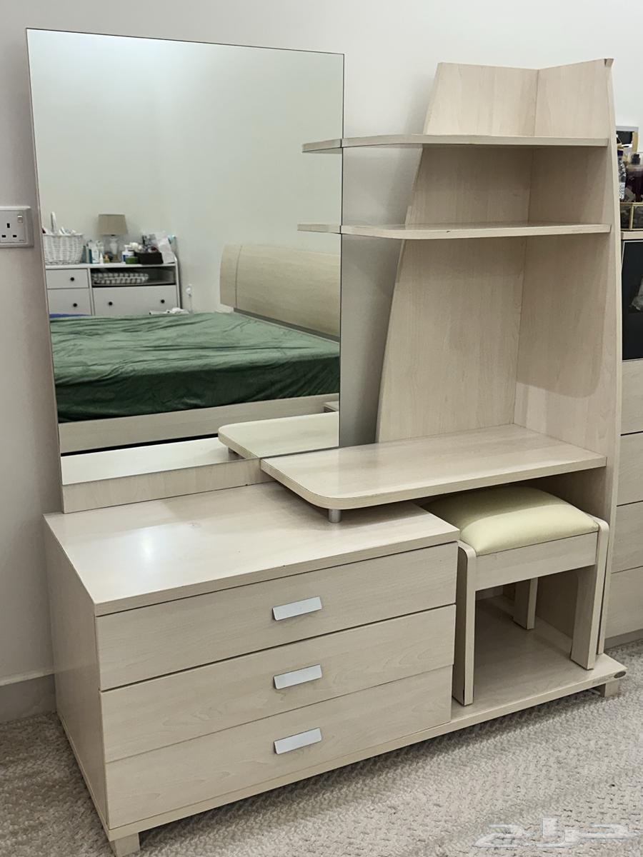 King bed bedroom set with dresser and clean condition no damages64141547182210110