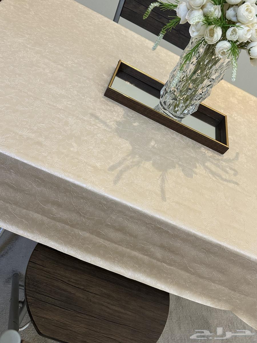 Excellent condition foldable kitchen table with two foldable chairs64142206815491113