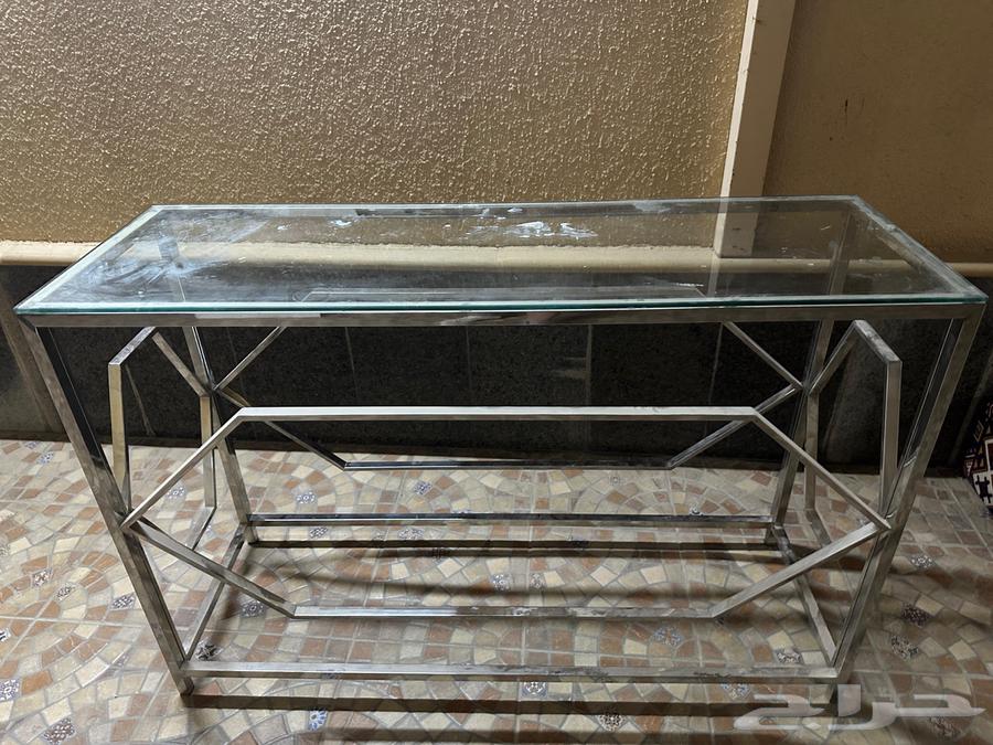 A very beautiful and intact table, but there is dust and dirt visible in the picture64141927133314110