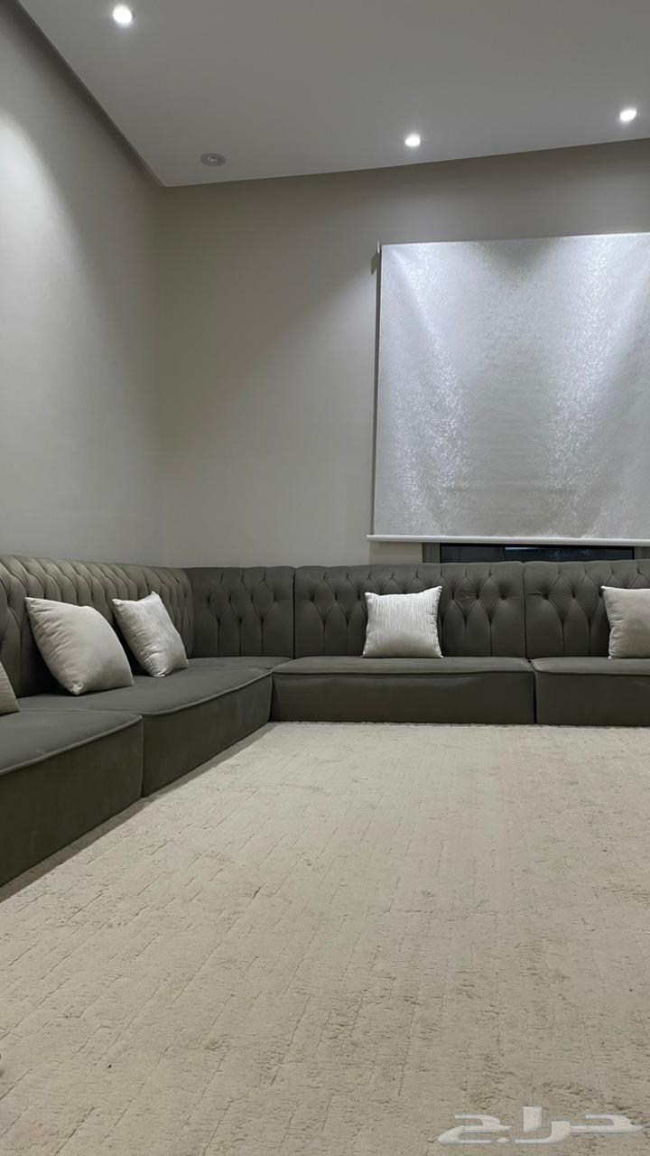 Floor sofa 4F5 with floor mat along the sofa, everything is clean and new64143665763329114