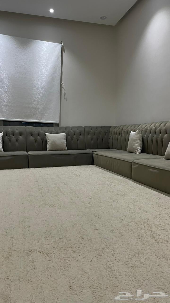 Floor sofa 4F5 with floor mat along the sofa, everything is clean and new64143665763329111