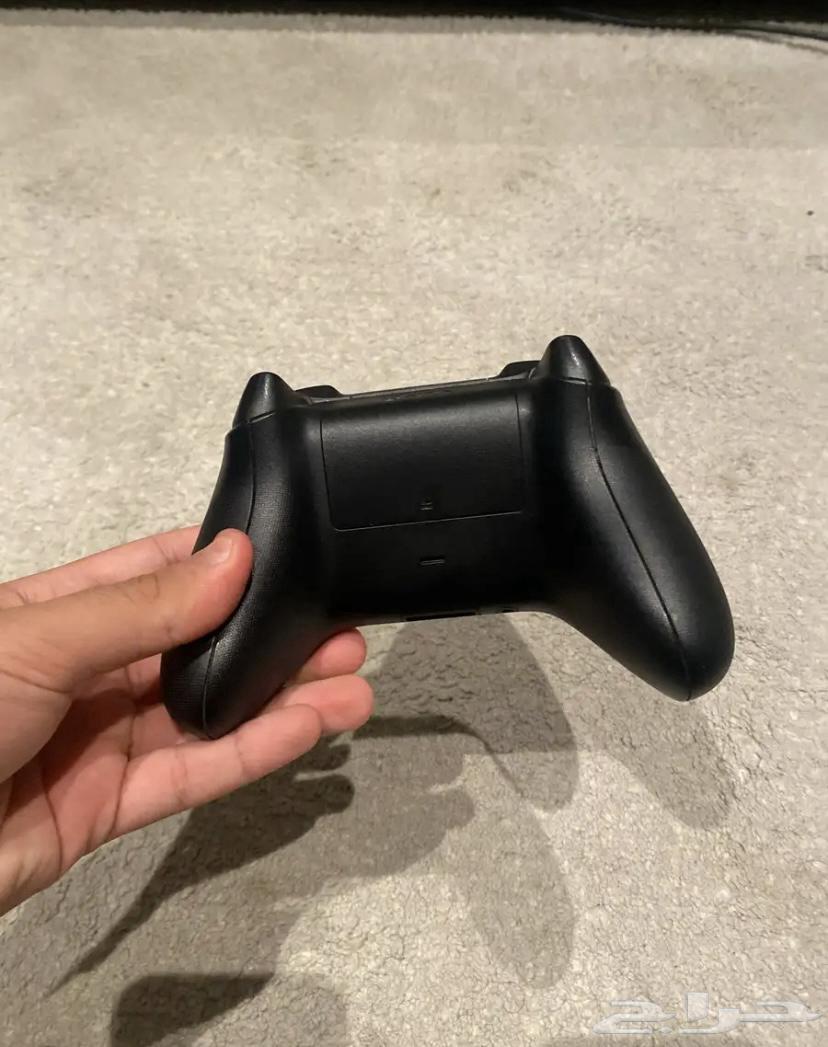 Xbox Series X with controller64143077783555112