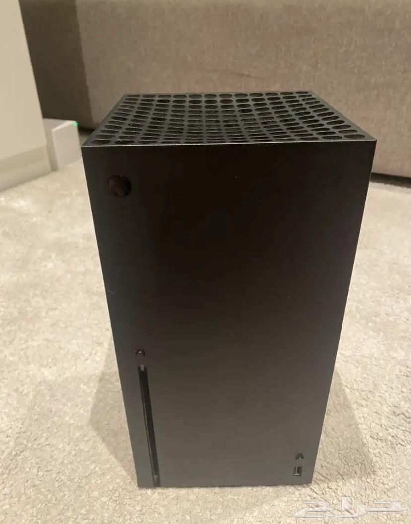 Xbox Series X with controller64143077783555110