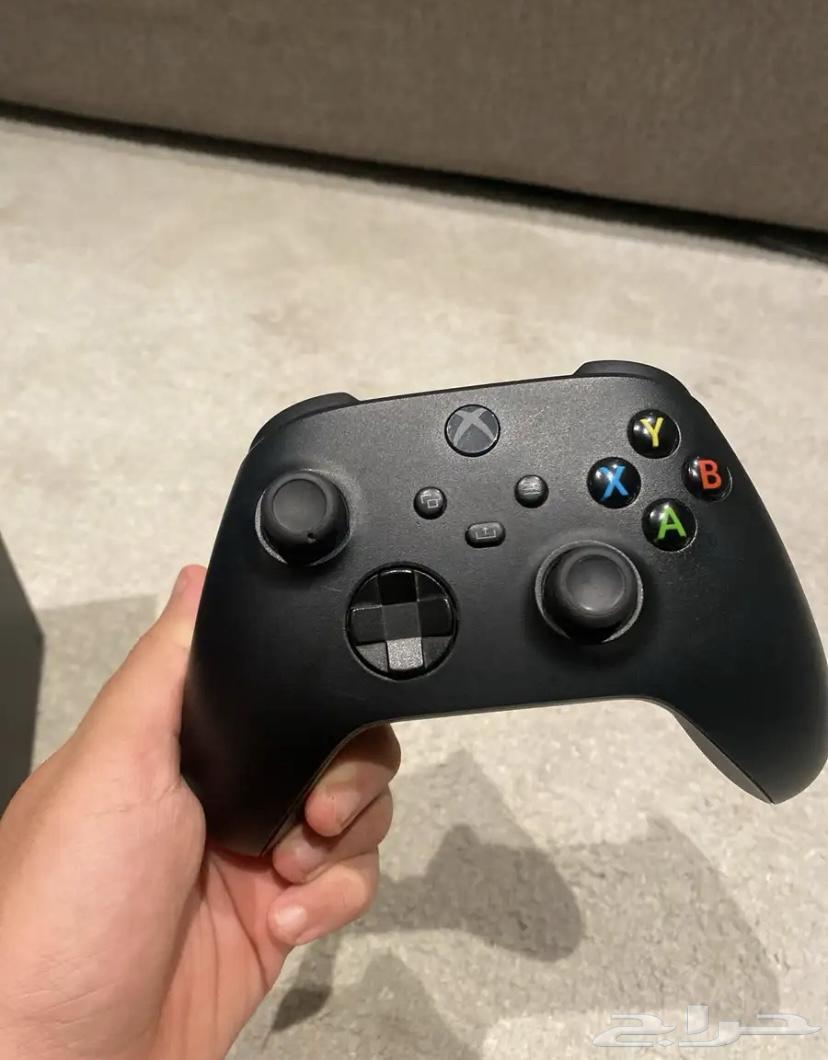 Xbox Series X with controller64143077783555113