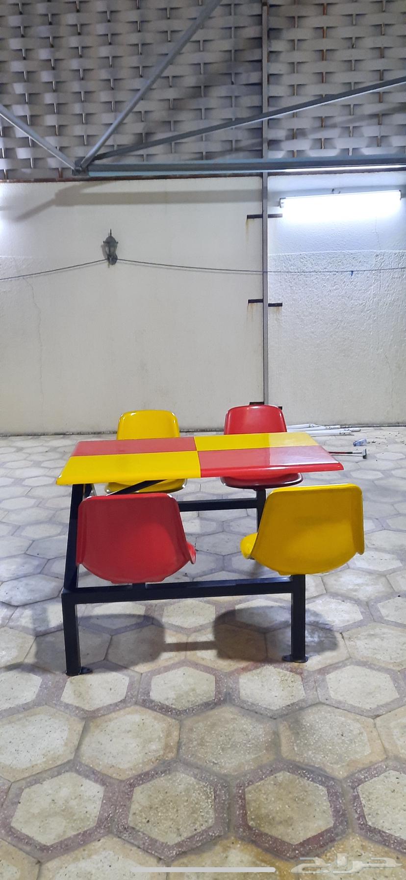 Very clean fast food restaurant tables64141542200449111