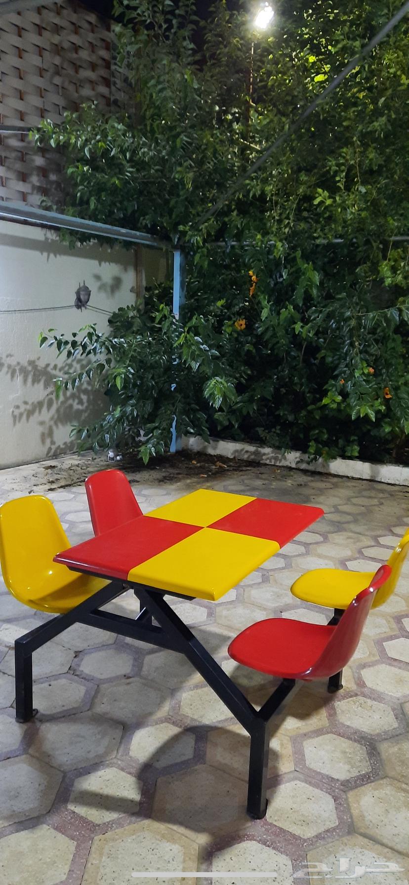 Very clean fast food restaurant tables64141542200449112