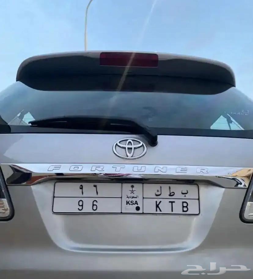 A distinctive plate with a birth date64369160105985110