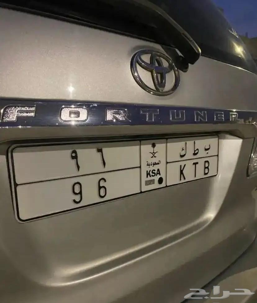 A distinctive plate with a birth date64369160105985111