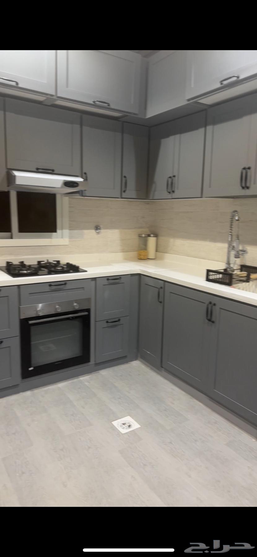 Two-level kitchen with oven, gas stove, and exhaust fan only. Dismantling and loading are the buyer's responsibility64145766130946111