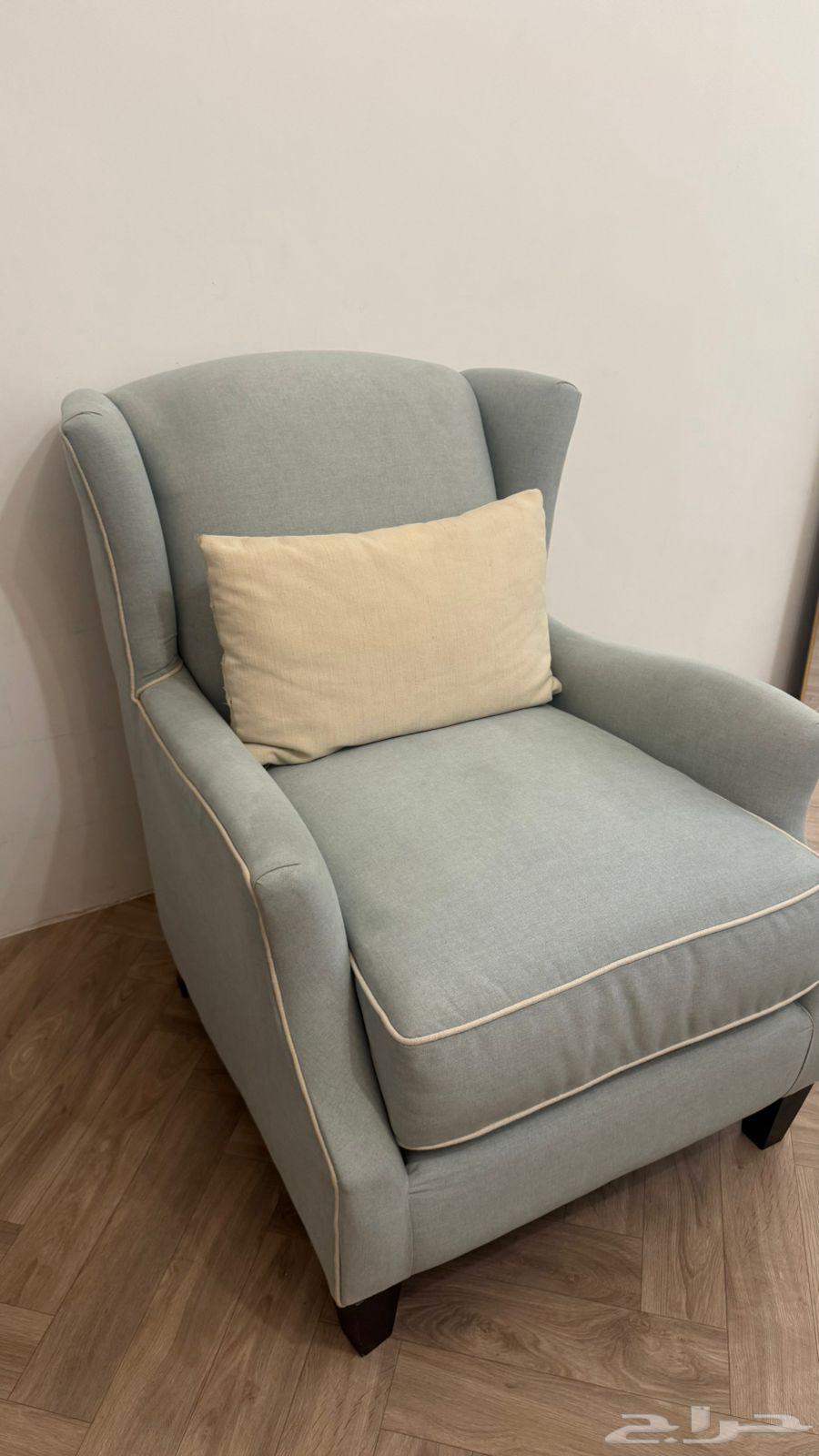 His brother's new sofa is very clean, used very little64141928704259111
