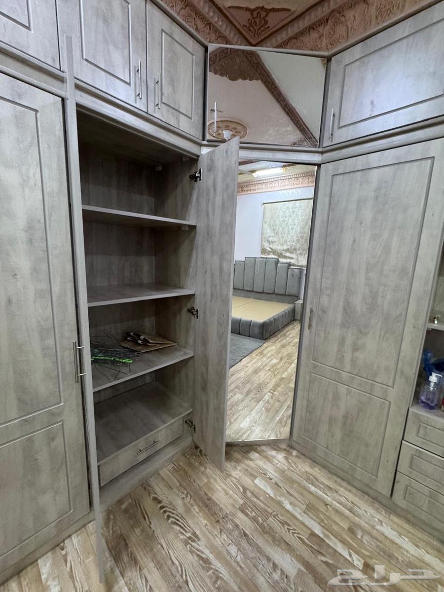 Bedroom and a very large, almost new storage drawer, and a modern living room64141913338754114