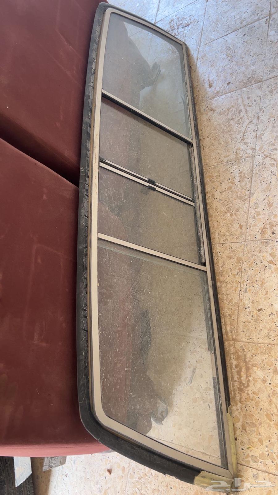 Front windshield for Datsun64381026427778110