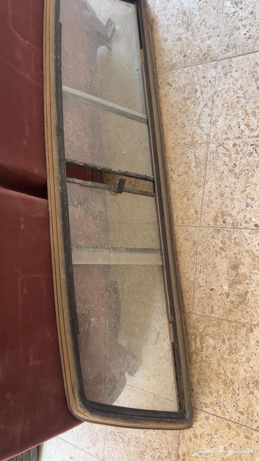 Front windshield for Datsun64381026427778111