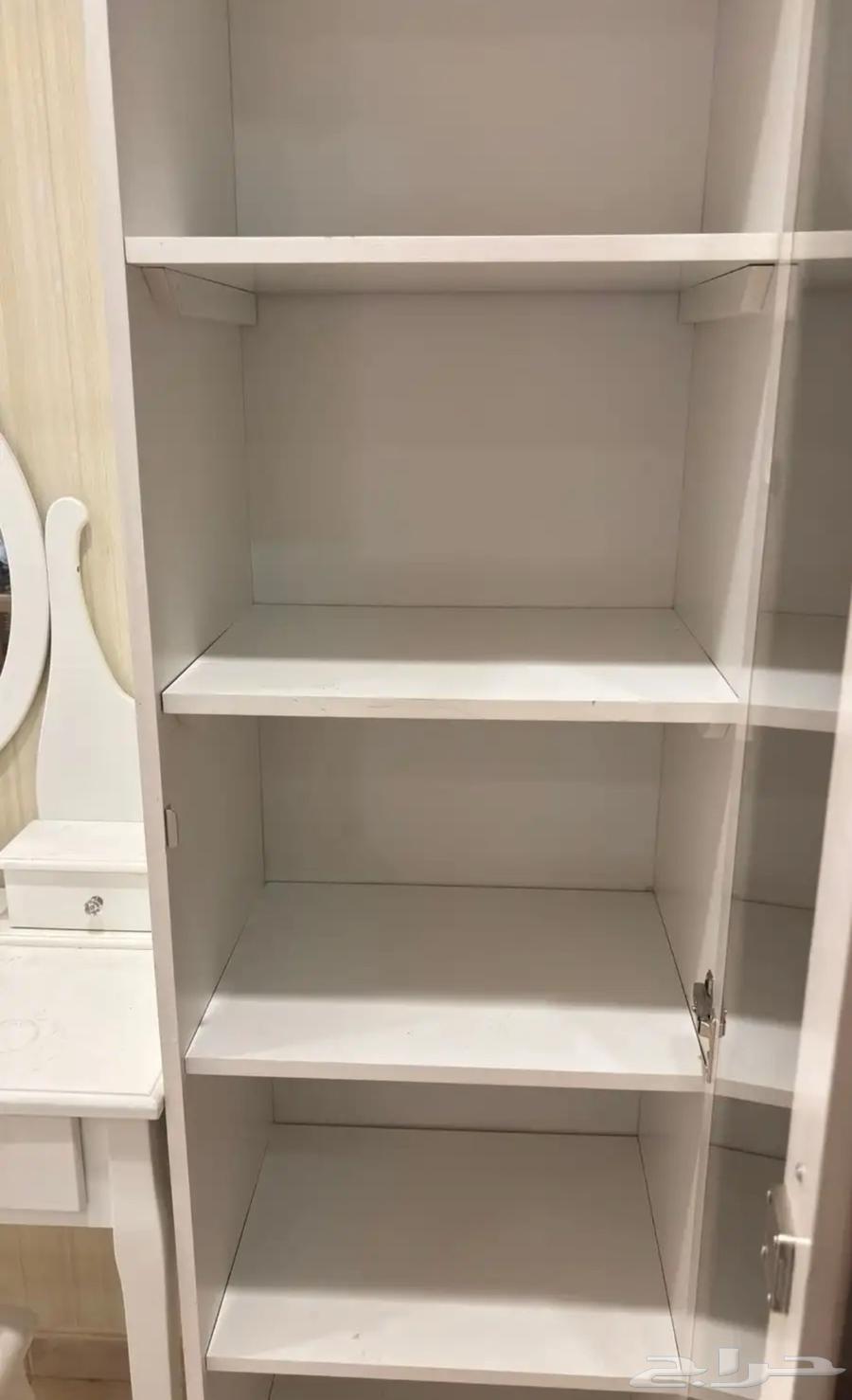 Closet with 5 shelves and two keys64151814532482110